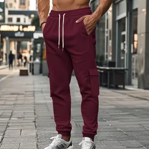 Detailansicht der bordeauxroten Herren-Cargohose mit Fleecefutter und Kordelzugbund