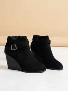 Bottines élégantes à talons compensés en daim noir avec boucle et fermeture éclair.