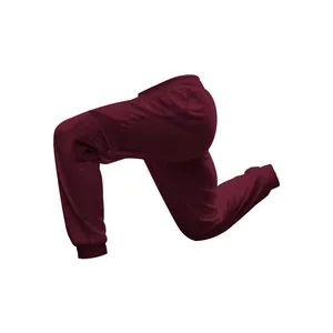 Seitenansicht der weinroten Fleece-Cargohose mit mehreren Taschen und Bündchen