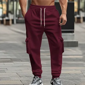 Detailansicht der burgunderroten Fleece-Cargo-Jogginghose für Herren mit Taschen.