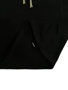 Dettaglio della felpa in pile nero che mostra la trama morbida e il fermacavo in metallo.