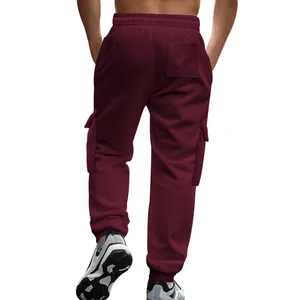 Detail-Rückansicht weinroter Herren-Fleece-Cargohose mit Taschen und Bündchen.