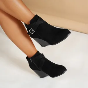 Bottines compensées tendance en daim noir avec boucle latérale et fermeture éclair
