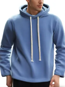 Primo piano di una felpa in pile blu con coulisse del cappuccio e trama del tessuto