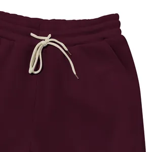 Detailansicht der weinroten Fleece-Jogginghose mit weißem Kordelzug und elastischem Bund.