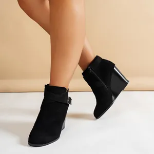 Bottines compensées en daim noir élégantes avec boucle latérale et fermeture éclair, collection 2024.