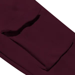 Detailansicht der großen Cargotasche an weinroten, gefütterten Herren-Jogginghosen