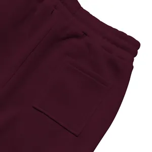 Detailansicht der burgunderroten Fleece-Cargohose für Herren mit Bund und Gesäßtasche.