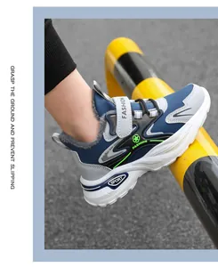 Détail de baskets d'hiver bleues pour garçons avec tige en cuir antidérapante et doublure chaude