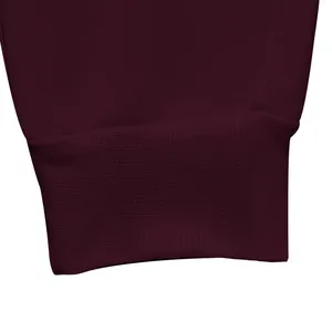 Detaillierte Makroansicht der gerippten Bündchen an weinroten Fleece-Herren-Jogginghosen.