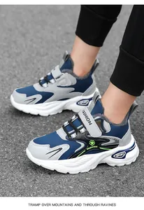 Détail des baskets d'hiver bleu et gris pour garçons avec doublure en fourrure.