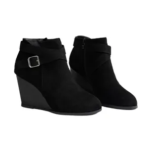 Bottines compensées noires en daim pour femmes avec boucle et fermeture éclair.