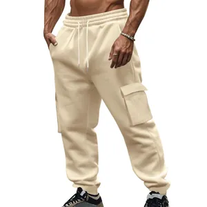 Detailansicht der cremefarbenen Fleece-Cargo-Jogginghose für Herren mit Seitentaschen