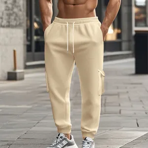 Frontansicht der gefütterten Herren-Cargo-Jogginghose mit Passform und Taschendetails