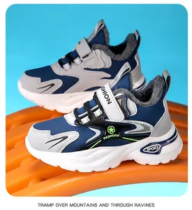 Détails des baskets d'hiver pour garçons avec doublure en fausse fourrure et cuir synthétique.