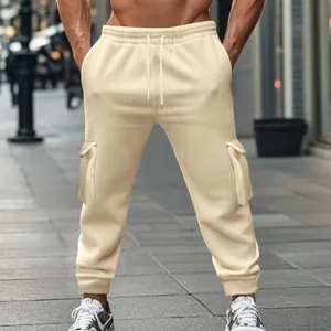 Detailansicht der beigefarbenen Herren-Cargohose mit Seitentaschen und Kordelzug