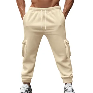 Detailansicht der beigen gefütterten Cargo-Jogginghose mit praktischen Mehrfachtaschen.