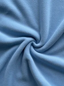 Dettaglio macro di alta qualità di morbido tessuto in pile azzurro che evidenzia trama e drappeggio