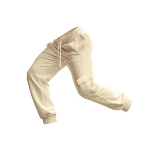 Detailansicht einer beigen Herren-Fleece-Cargohose mit Seitentaschen und Kordelzug