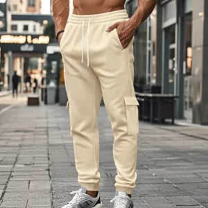 Detaillierte Außenansicht der beigen, fleecegefütterten Herren-Cargohose mit Kordelzug.
