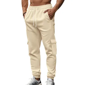 Detailansicht der beigen Cargo-Jogginghose mit praktischen Taschen und Gummibündchen.