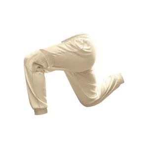 Detailansicht der beigefarbenen, mit Fleece gefütterten Herren-Cargo-Jogginghose.