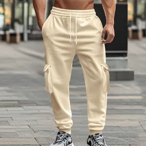 Nahaufnahme der cremefarbenen Fleece-Cargo-Jogginghose mit Kordelzug und Taschen.