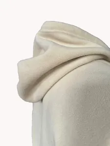 Primo piano dettagliato che mostra la morbida trama del pile beige su una felpa da uomo