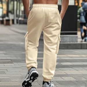 Rückansicht cremefarbene Fleece-Cargohose für Herren mit Gummizug und Seitentaschen