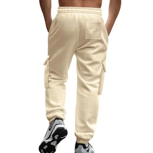 Rückansicht cremefarbene Fleece-Cargo-Jogginghose mit Seitentaschen und Bündchen
