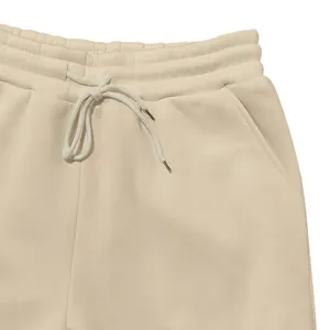 Detailansicht des elastischen Tunnelzugbundes und der Seitentasche der beigen Herren-Jogger