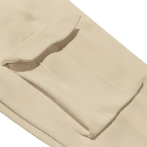 Detailansicht der Tasche einer beigen Cargohose mit hochwertiger Stoffstruktur