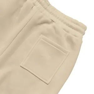 Detail von beige gefütterten Herren-Jogginghosen mit Bund und Gesäßtasche.