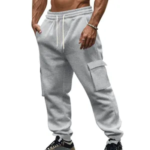 Detaillierte Ansicht der grauen Fleece-Cargo-Jogginghose für Herren mit Kordelzug.