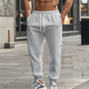 Detail der grauen Fleece-Herren-Cargohose mit Taschen und Kordelzug am Bund.