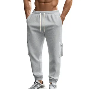 Detailansicht der grauen Cargo-Jogginghose für Herren mit Seitentaschen und weißem Kordelzug