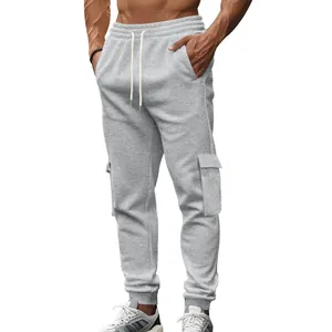 Detailansicht der grauen Fleece-Cargo-Jogginghose für Herren mit Taschen und Rippbündchen