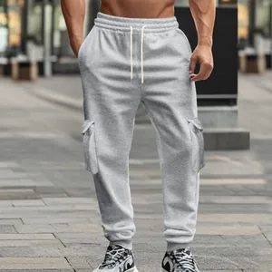 Detailaufnahme der grauen Herren-Fleece-Cargohose mit mehreren Taschen und Kordelzug.