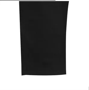 Vue détaillée de l'ourlet piqué sur un pantalon droit noir en coton et lin pour homme.