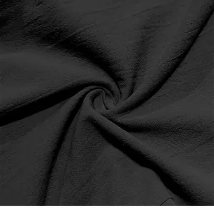 Gros plan sur la texture du tissu respirant en coton et lin noir pour pantalons homme