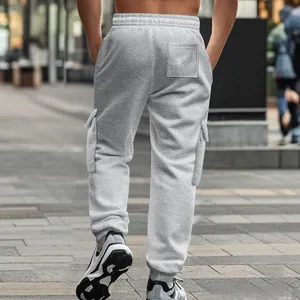 Rückansicht graue Cargo-Jogginghose für Herren mit Mehrttaschen-Design und Bündchen