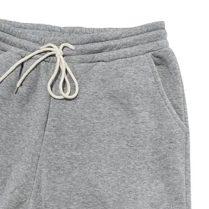 Detailansicht der grauen Herren-Fleece-Jogginghose mit elastischem Bund und Kordelzug.