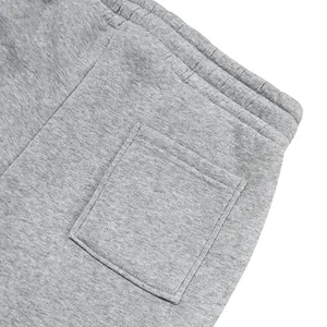 Detailansicht der grauen Fleece-Sporthose mit elastischem Bund und hinterer Aufsetztasche.