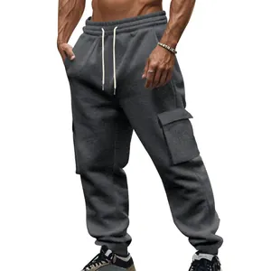 Detailansicht grauer Fleece-Cargo-Jogginghose mit Seitentaschen und Kordelzug am Bund.
