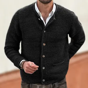 Dettaglio di cardigan da uomo in maglia grigio antracite con trama orizzontale