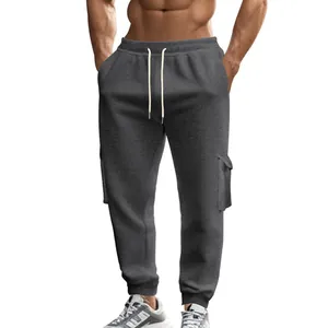 Detail von dunkelgrauen Herren-Cargo-Jogginghosen mit Fleecefutter und Kordelzug.