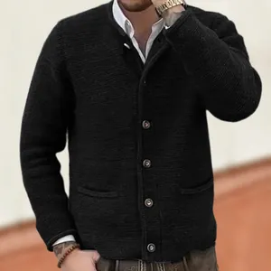 Elegante cardigan da uomo in maglia nera slim-fit con bottoni frontali classici