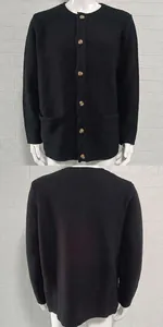 Vista frontale e posteriore di un cardigan da uomo in maglia nera con maniche lunghe.