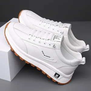 Baskets décontractées blanches pour hommes avec logo couronne et semelle en gomme robuste.