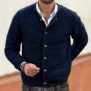 Primo piano di un cardigan da uomo in maglia blu navy con trama testurizzata e bottoni effetto legno.